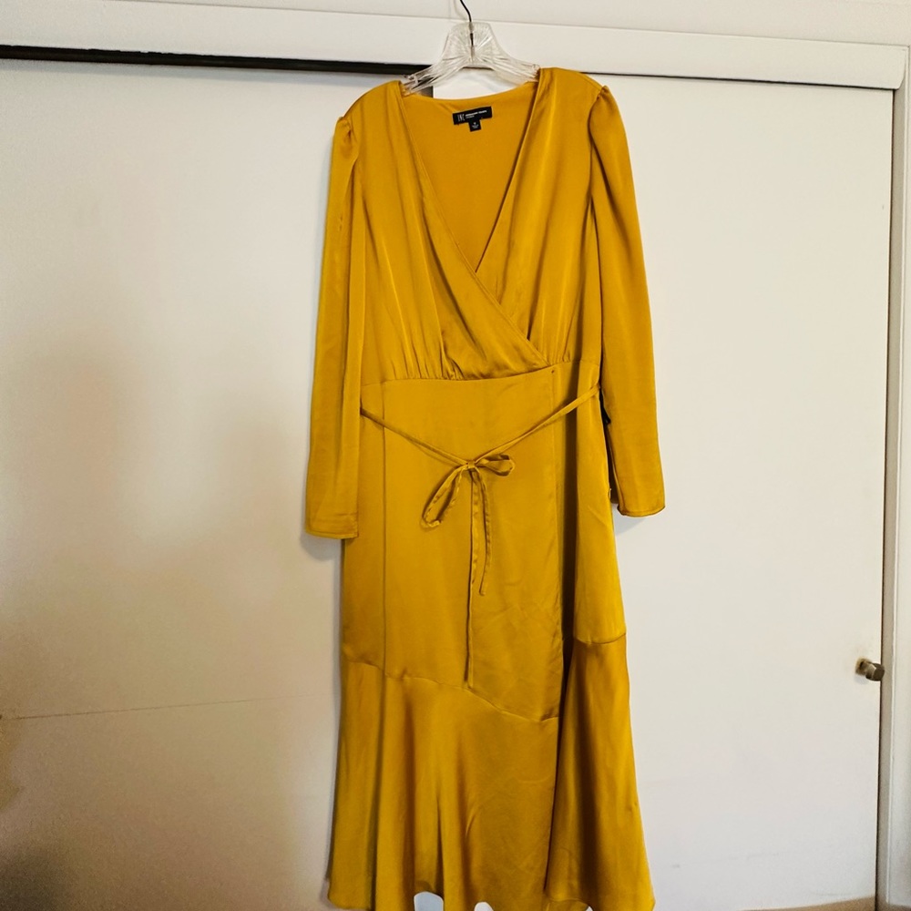 Beautiful satin dress !! Size 12 great color ⭐️